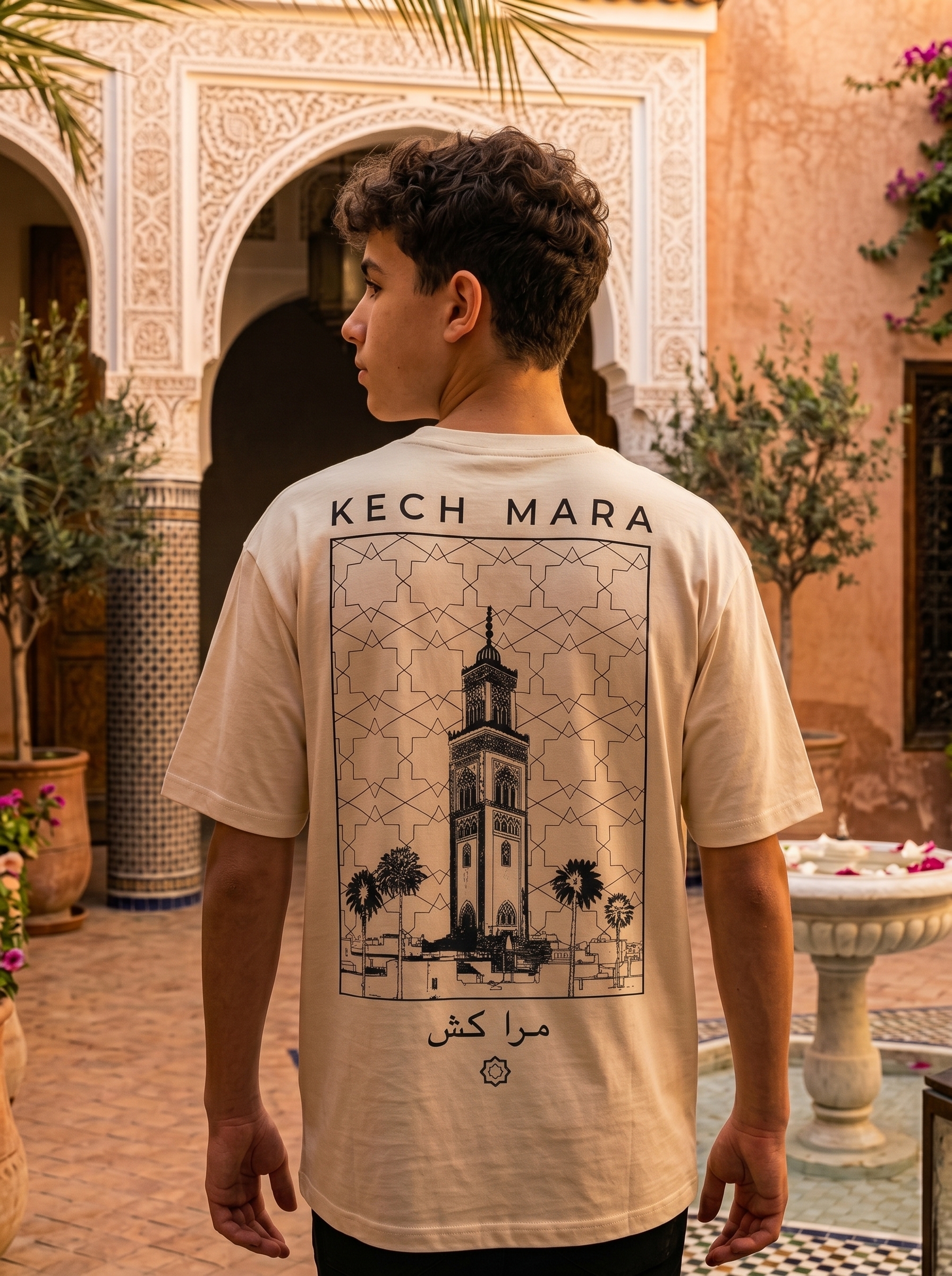 T-shirt porté, plan taille, ambiance médina