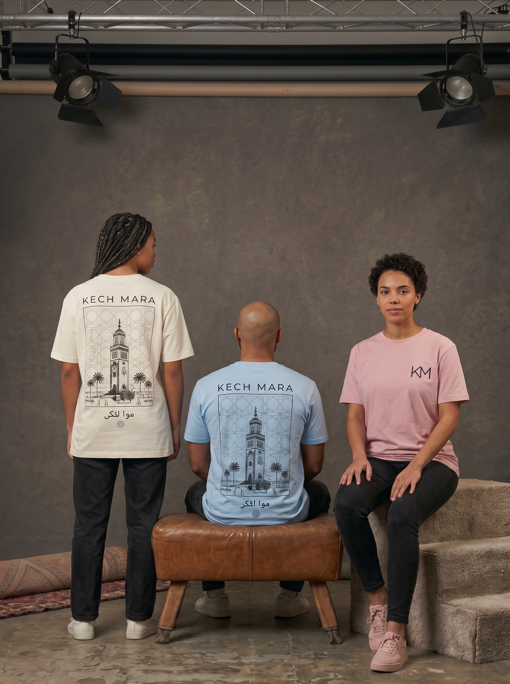 Détail / gros plan sérigraphie minaret sur le t-shirt porté